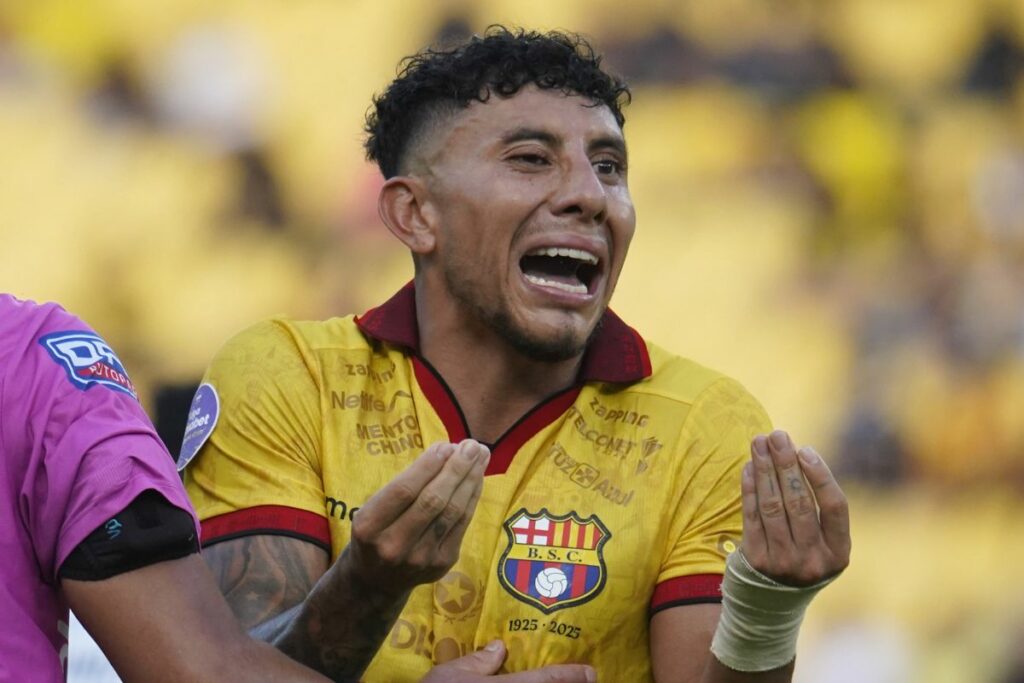 Joao Rojas ya pisa la cancha